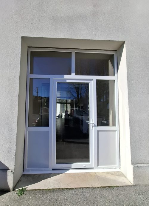 Exemple d'une châssis vitré